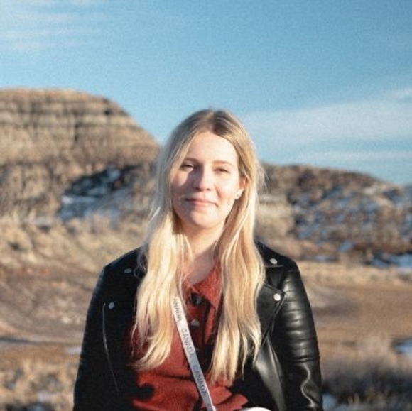 Meet your Posher, Gabriella - Picture 1 of 1